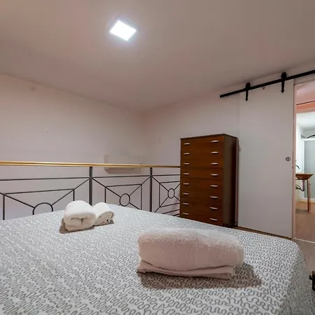 Apartment Sweet Breeze